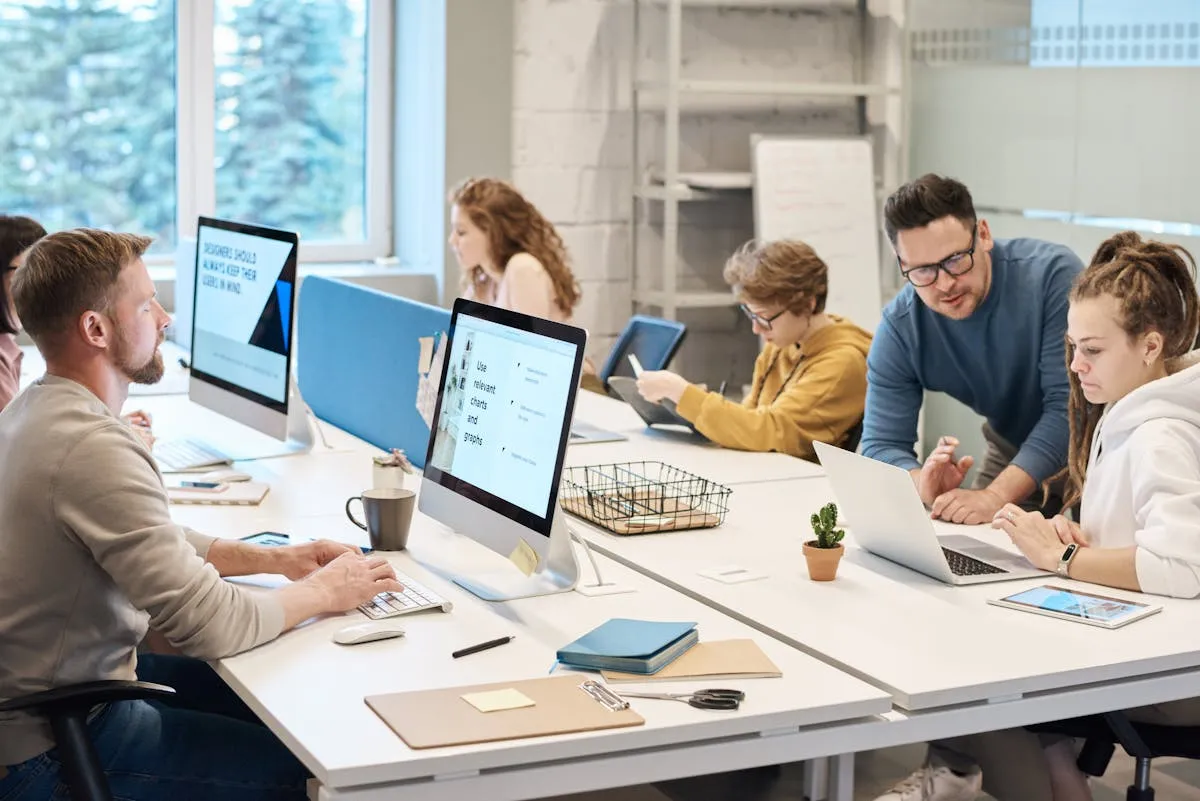 Dois momentos de um empresário: sobrecarregado de manhã e tranquilo à tarde, mesmo mesa de trabalho
