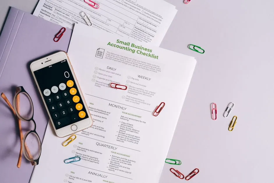 Empresário revisando checklist em papel antes de reunião de contratação