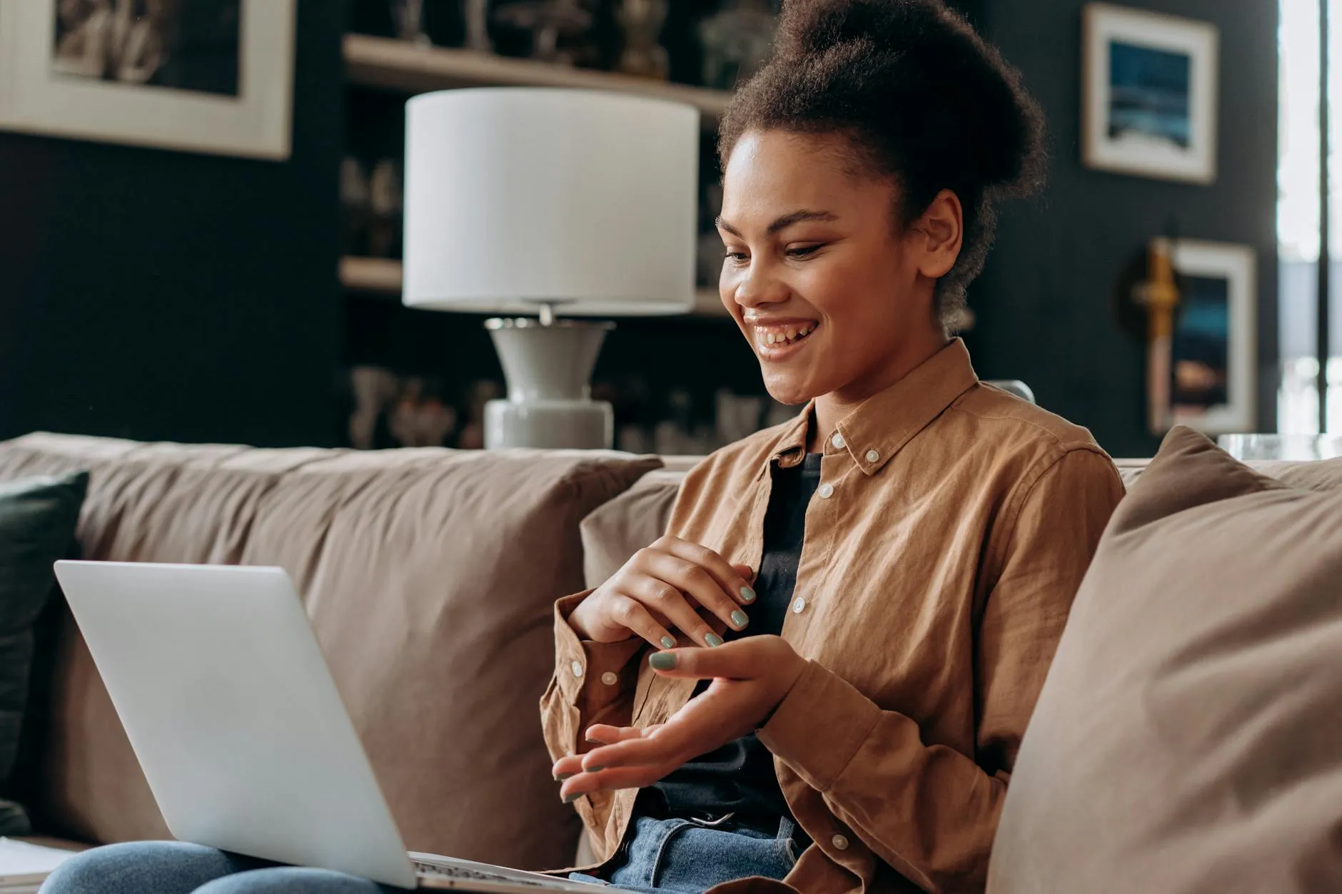 Dono de negócio usando notebook pela primeira vez com expressão de descoberta