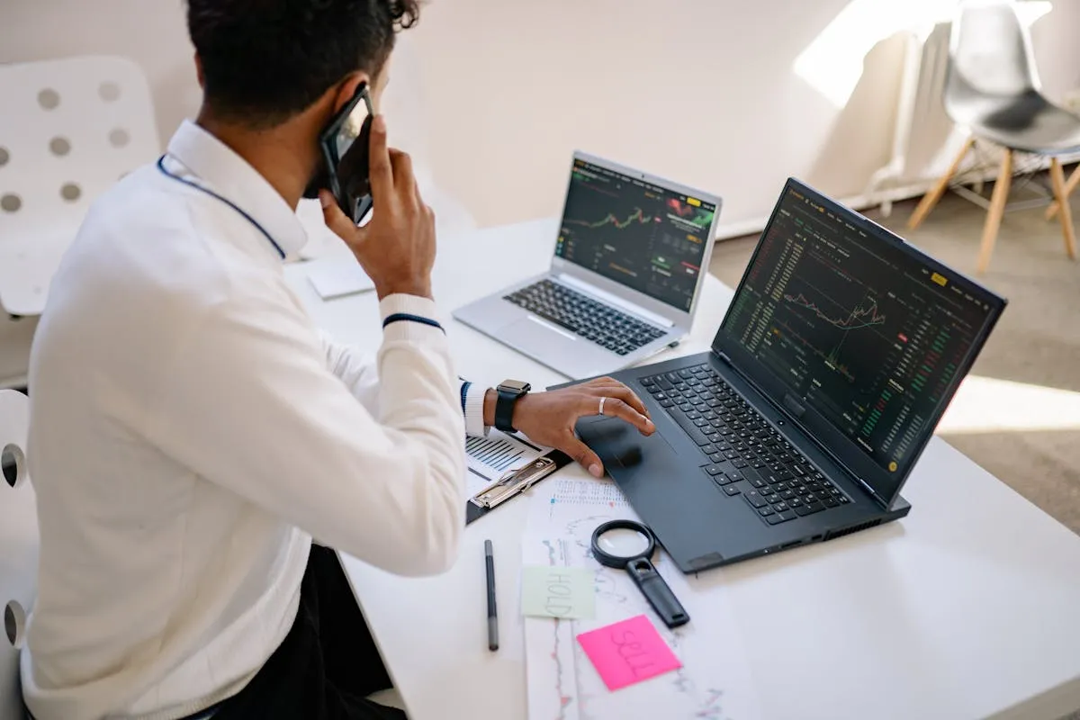 Empresário analisando planilha de resultados no computador