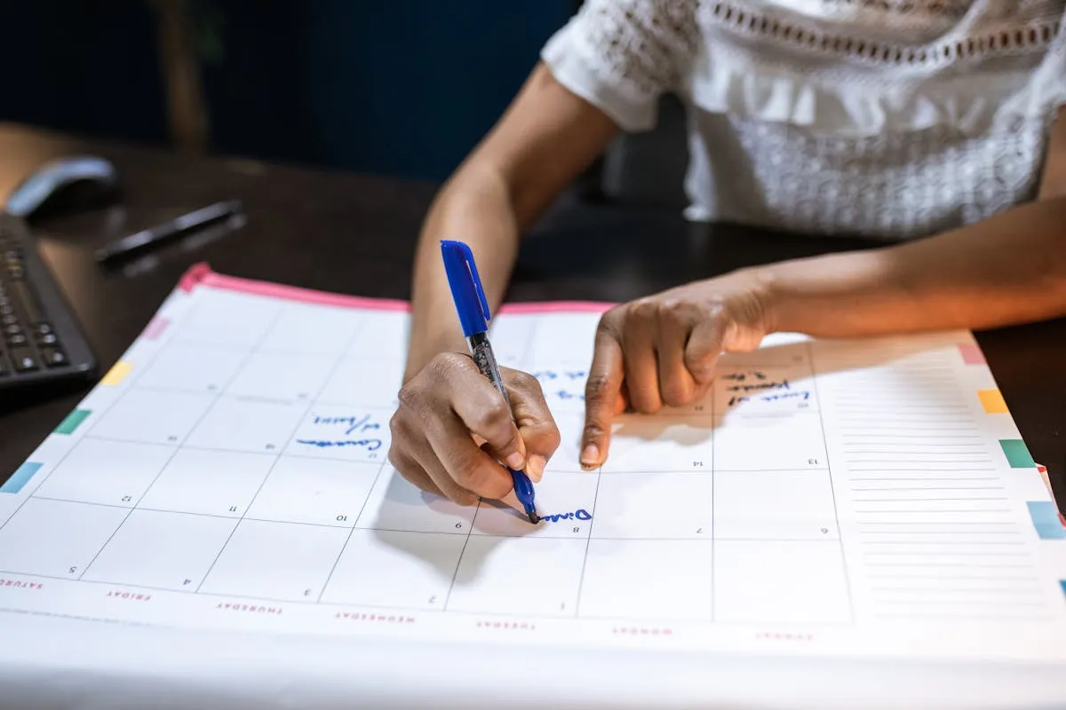 Dono de negócio com calendário e anotações em mesa de trabalho