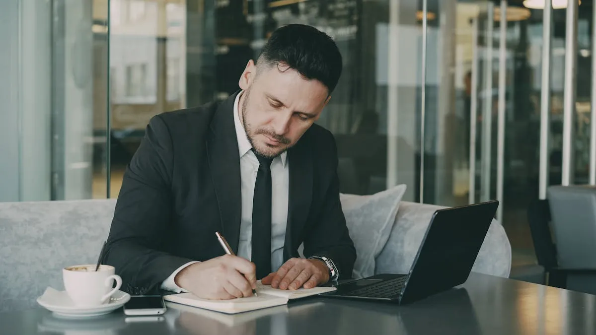 Empresário planejando estratégia com bloco de notas antes de abrir o computador