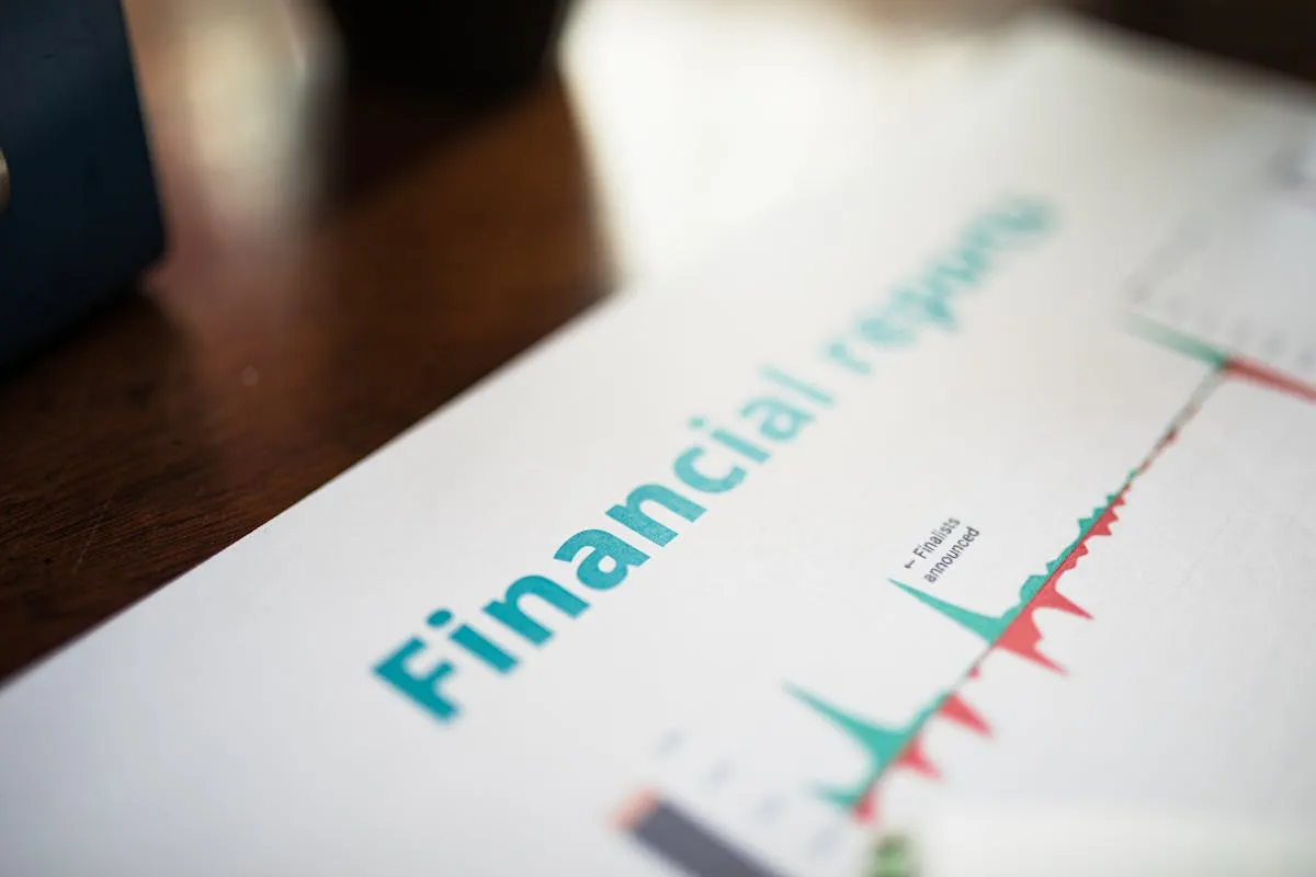 Dono de negócio analisando resultados financeiros do mês com ajuda de ferramenta digital