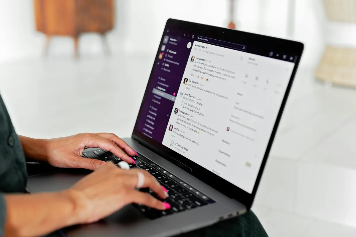 Tela de computador com interface de chat de IA aberta em mesa de trabalho