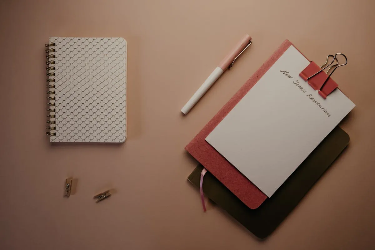 Notebook aberto com template de planejamento diário ao lado de uma xícara de café numa mesa de trabalho