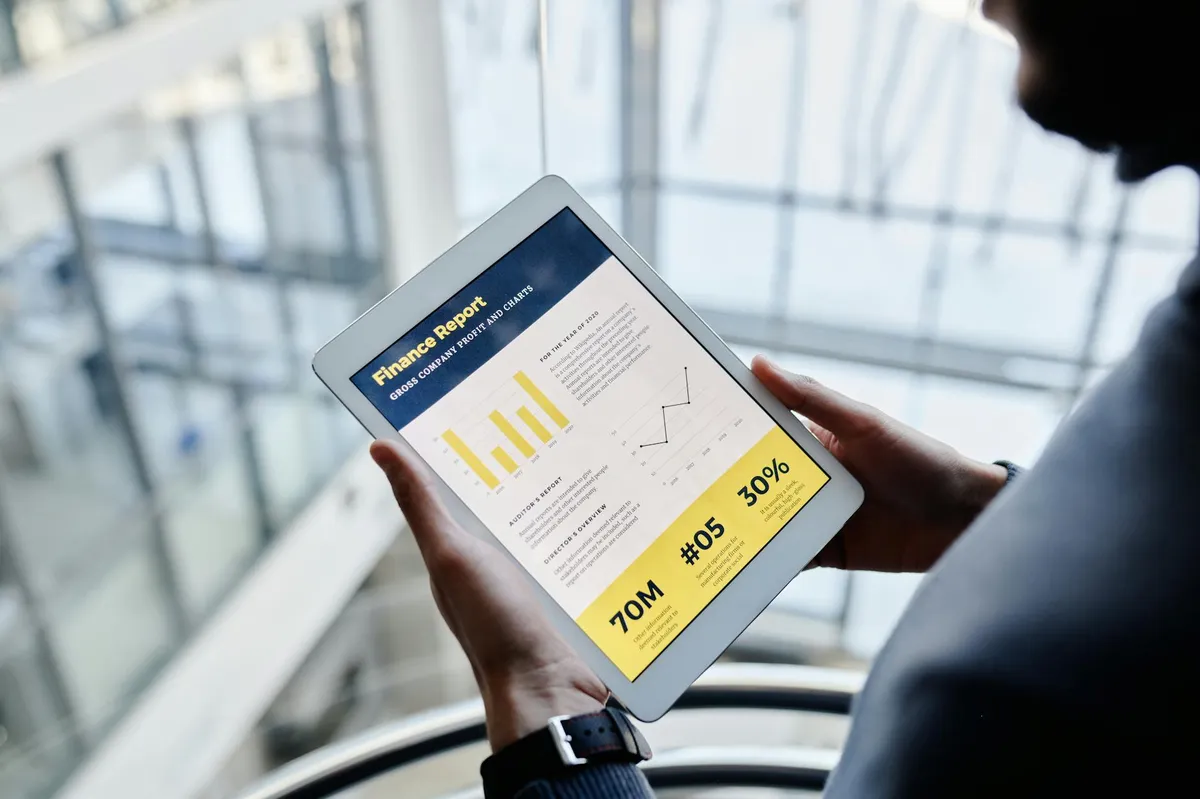 Empresário revisando relatório em tablet no escritório