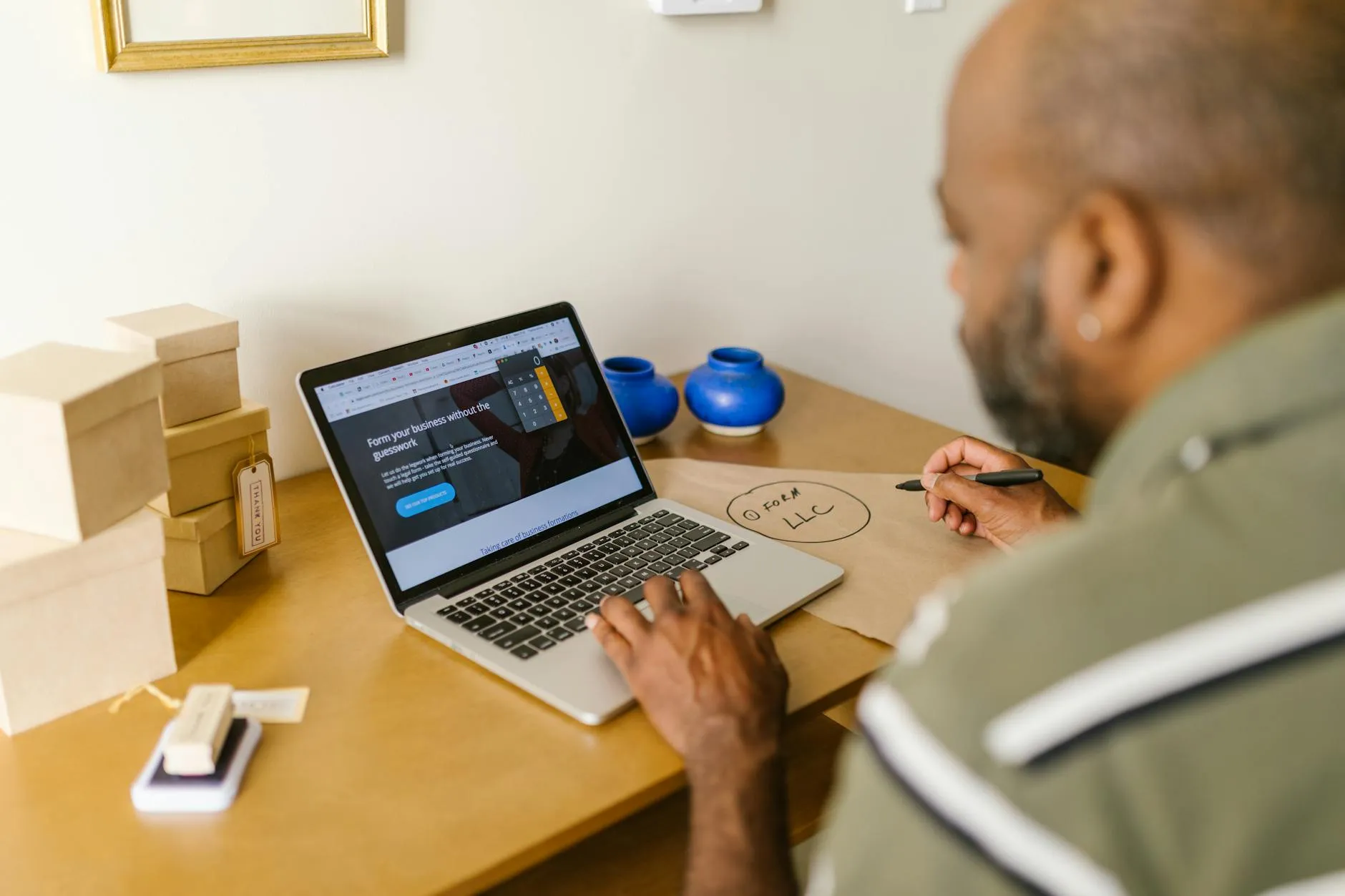 Empresário analisando planilha de metas com laptop sobre mesa